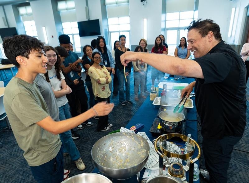 Chef Rocco DiSpirito cooks for students 